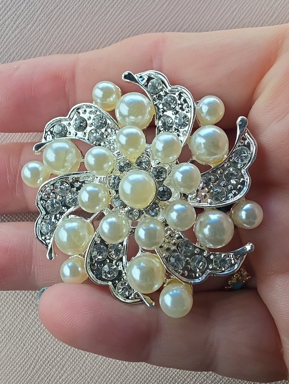 A69- Elegant Pearl & Crystal Flower Brooch - Silver Tone